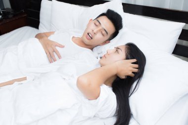 Kaç yatak, yatak odasında yatakta horlama adam içinde