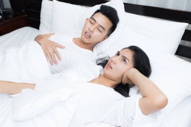 Kaç yatak, yatak odasında yatakta horlama adam içinde