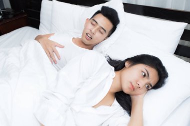 Kaç yatak, yatak odasında yatakta horlama adam içinde