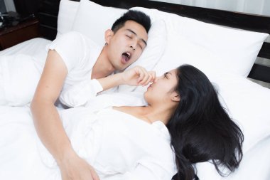 Kaç yatak, yatak odasında yatakta horlama adam içinde