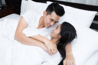 Genç çift yatakta.