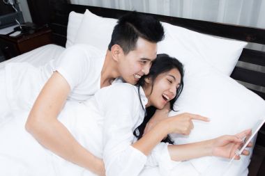 Sabahleyin yatakta Smartphone kullanarak çift