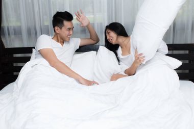 Yastık sahip çift yatağa sabah kavga.