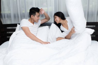 Yastık sahip çift yatağa sabah kavga.