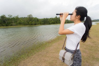 Dürbün topikal ormanda kullanan kadın.