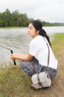 Dürbün topikal ormanda kullanan kadın.