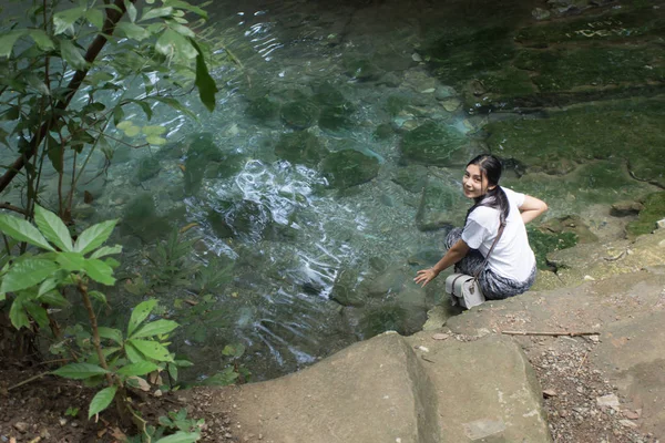 Tropikal ormanda yolda yürüyen kadın