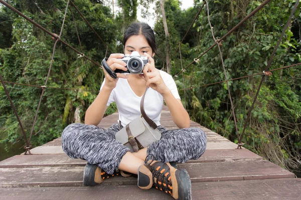 Azjatyckie kobiety robienia zdjęć na zewnątrz w lesie — Zdjęcie stockowe