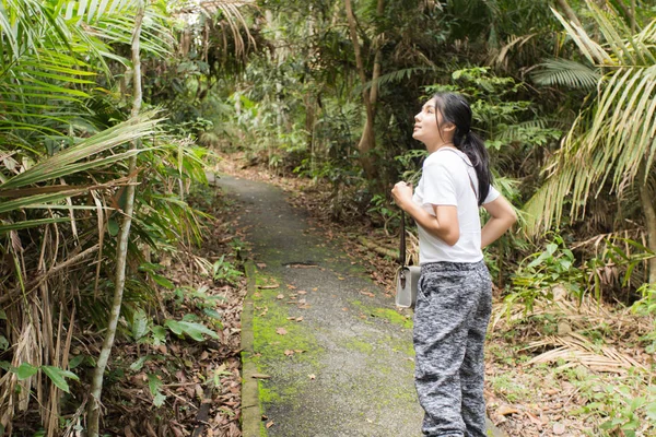 Kadın seyahat ve ormanda kamp