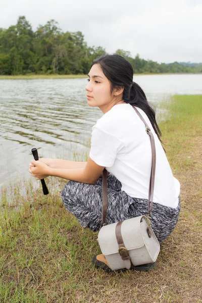 Dürbün topikal ormanda kullanan kadın.