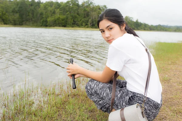 Dürbün topikal ormanda kullanan kadın.