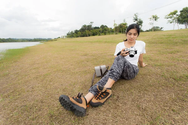 Açık havada fotoğraf çekmek için bir kamera kullanan kadın