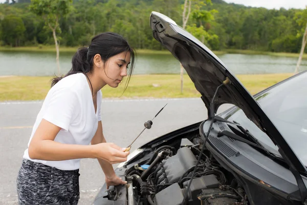 Kadın tarafında hood kırık araba açıldı
