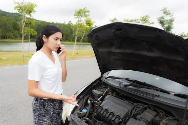Kadının peşinden yolun kenarındaki bir araba arızası