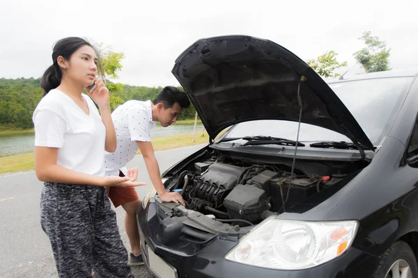 Yolun kenarındaki bir araba arıza sonra çift