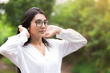 Parkta güzel bir genç Asyalı kadın portresi