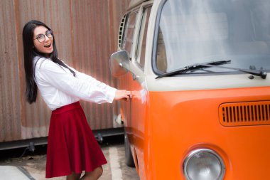 Güzel genç Asyalı kadın gözlük