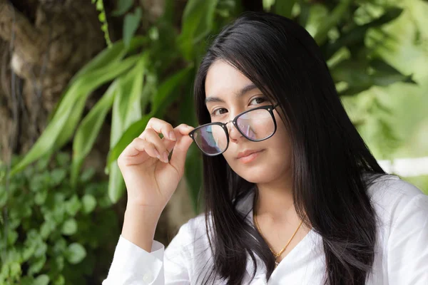 Parkta güzel bir genç Asyalı kadın portresi