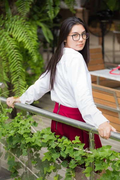 Parkta güzel bir genç Asyalı kadın portresi