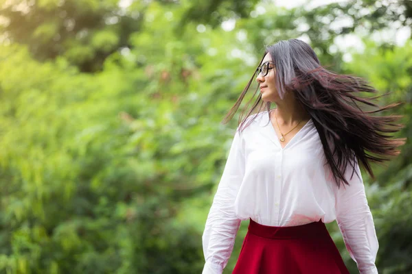 Parkta güzel bir genç Asyalı kadın portresi