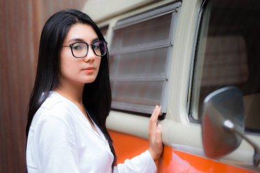 Güzel genç Asyalı kadın gözlük