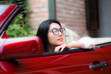 Güzel genç Asyalı kadın gözlük