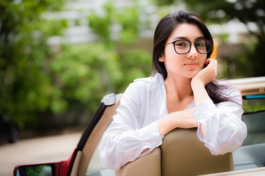 Güzel genç Asyalı kadın gözlük