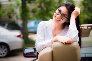 Güzel genç Asyalı kadın gözlük