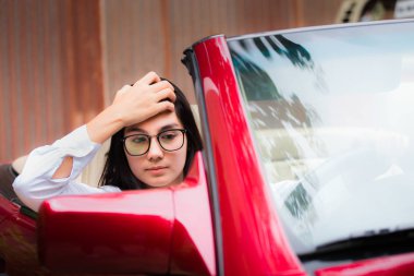 Güzel genç Asyalı kadın gözlük