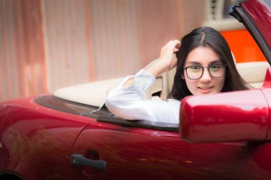 Güzel genç Asyalı kadın gözlük