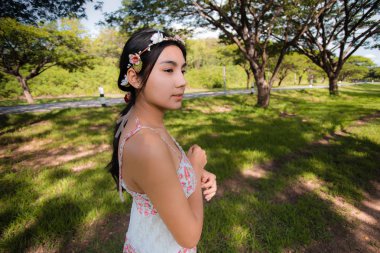 Çayır pikniğe genç Asyalı kadın