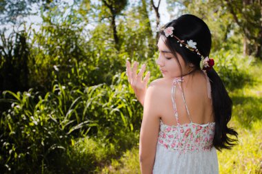 Çayır pikniğe genç Asyalı kadın