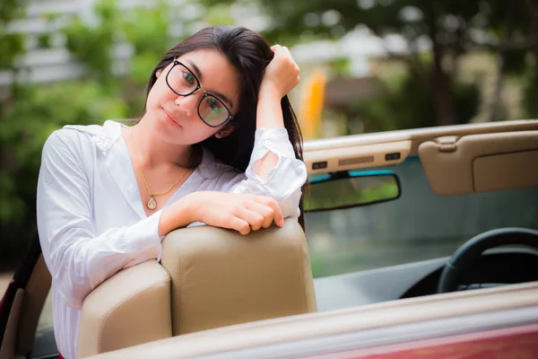 Güzel genç Asyalı kadın gözlük