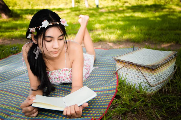 Jovem mulher asiática piquenique no prado — Fotografia de Stock