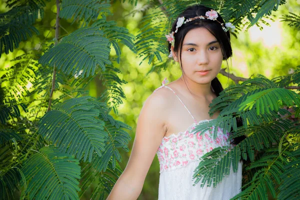 Çayır pikniğe genç Asyalı kadın