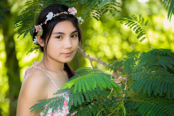 Çayır pikniğe genç Asyalı kadın