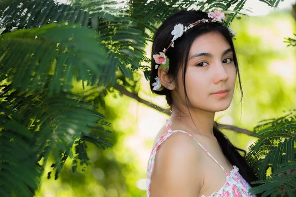 Çayır pikniğe genç Asyalı kadın