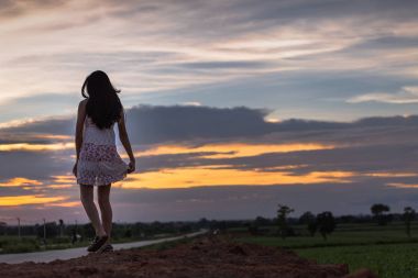 Höyük üzerinde duran güzel Asyalı kadın