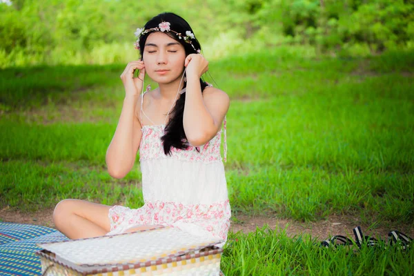Çayır pikniğe genç Asyalı kadın