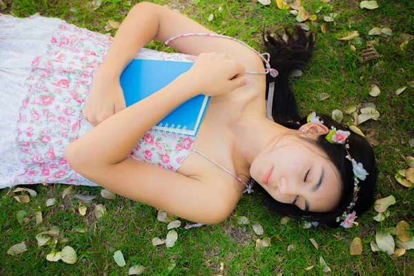 Fiatal ázsiai nő piknik a réten — Stock Fotó