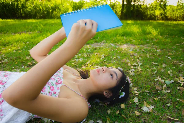 Jovem mulher asiática piquenique no prado — Fotografia de Stock