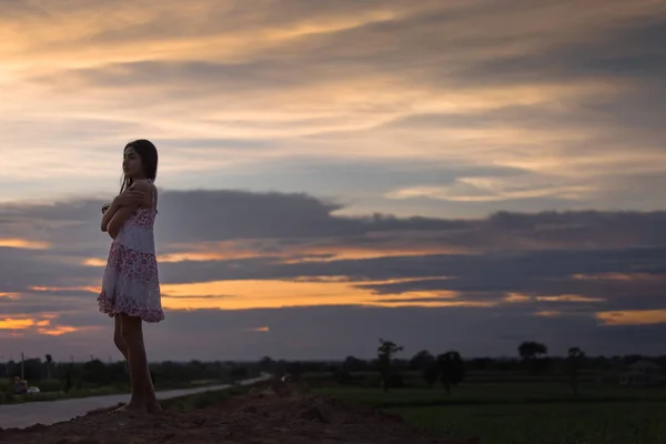 Schöne asiatische Frau steht auf dem Hügel — Stockfoto