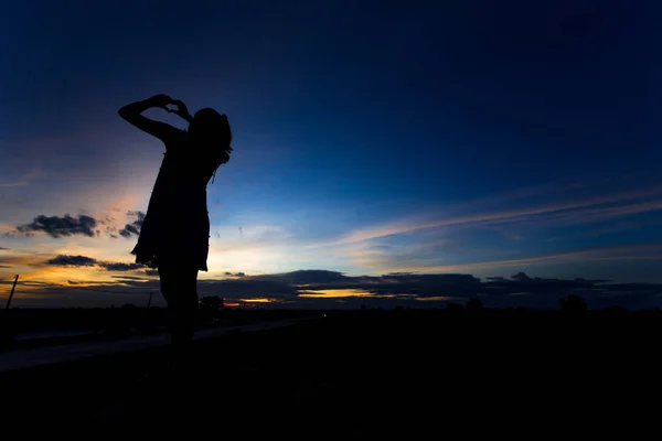 Gündoğumu veya günbatımı poz kadın silüeti — Stok fotoğraf
