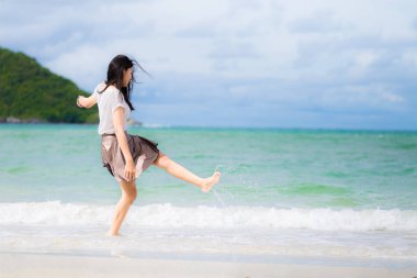 Güzel Asyalı kadın tatil Tayland beach