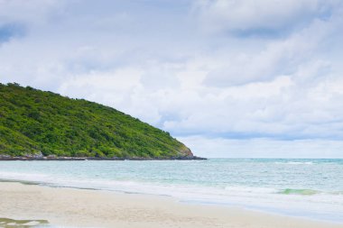 Tropikal plaj ve deniz mavi gökyüzü üzerinde 