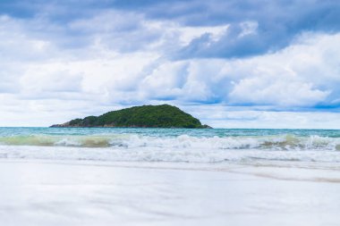 Tropikal plaj ve deniz mavi gökyüzü üzerinde 