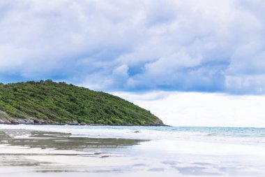 Tropikal plaj ve deniz mavi gökyüzü üzerinde 