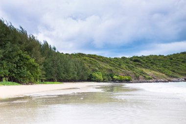 Tropikal plaj ve deniz mavi gökyüzü üzerinde 