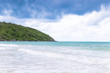 Tropikal plaj ve deniz mavi gökyüzü üzerinde 