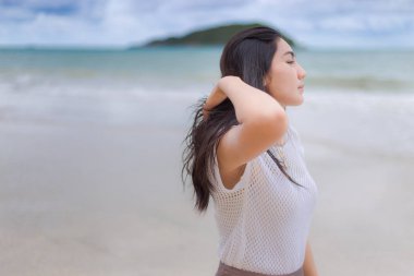 Güzel Asyalı kadın tatil Tayland beach